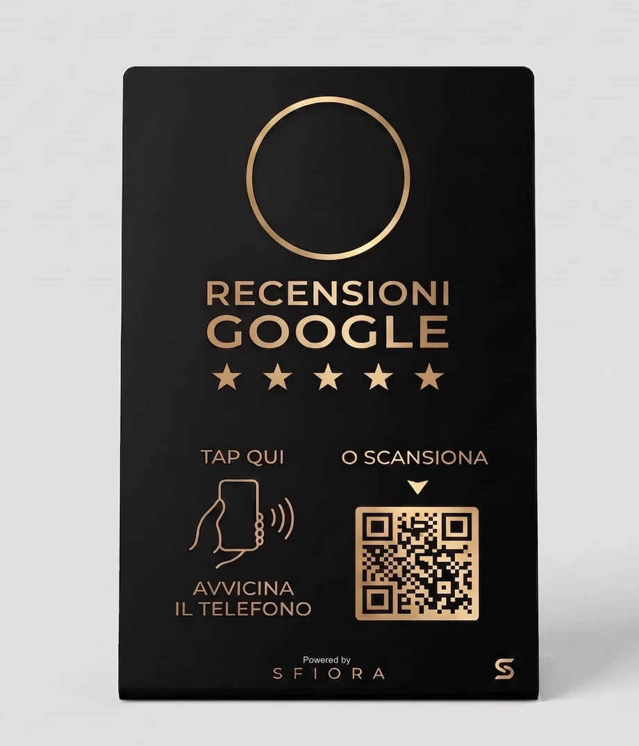 Lo stand da banco SFIORA: nero opaco con le scritte in oro, «Recensioni Google», cinque stelle, l'area da toccare col telefono e il codice da inquadrare
